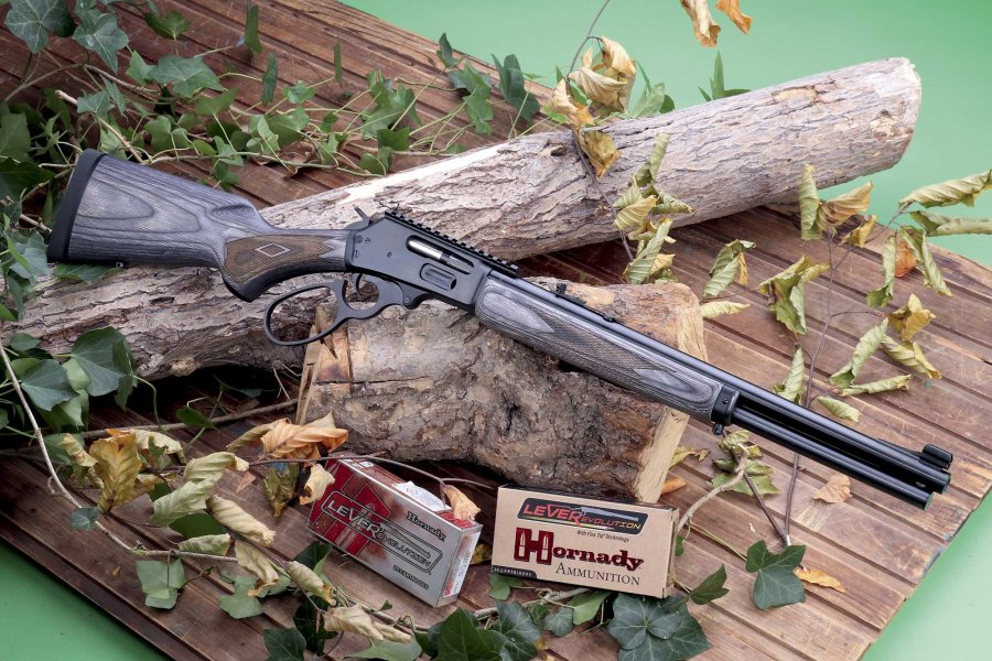 SIG Sauer P220 Hunter in linker Seitenansicht auf einem Stein liegend.