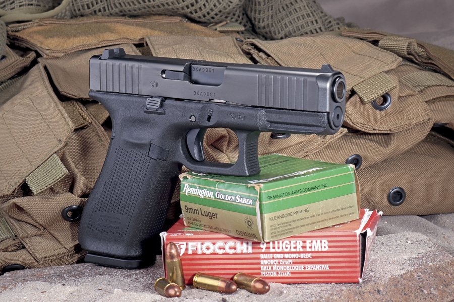 VISIER 1/2019 SIG Sauer P220 Hunter in linker Seitenansicht auf einem Stein liegend.