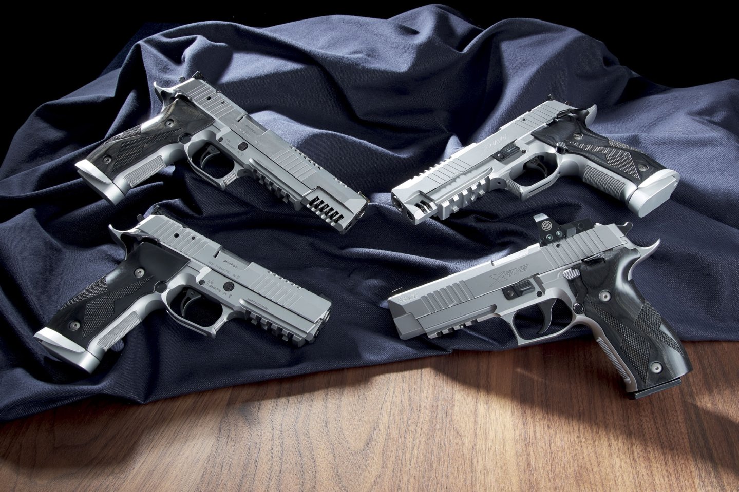 VISIER 1/2019 Revolver in rechter Seitenansicht an orange Feder gestützt.