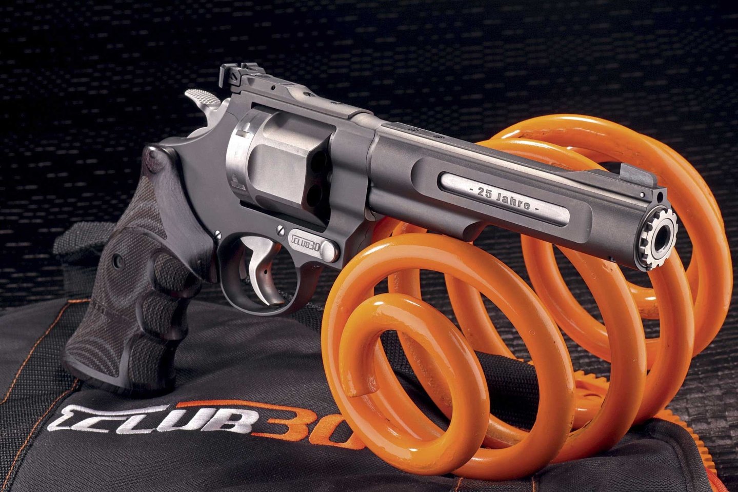 VISIER 11/2018 Revolver in rechter Seitenansicht an orange Feder gestützt.