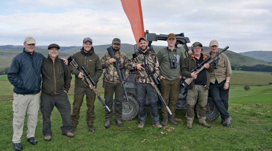 VISIER 11/2018 Seminar-Teilnehmer mit Gewehren.