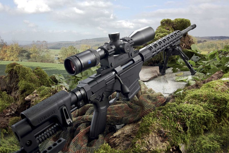 VISIER 11/2018 Ruger Precision Rifle in rechter Seitenansicht in der Natur.