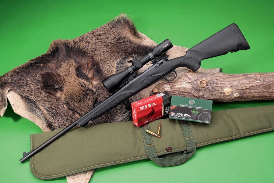 VISIER 7/2018 Die Franchi Horizon in linker Seitenansicht mit Munition auf Baumstumpf und Wildschweinfell.