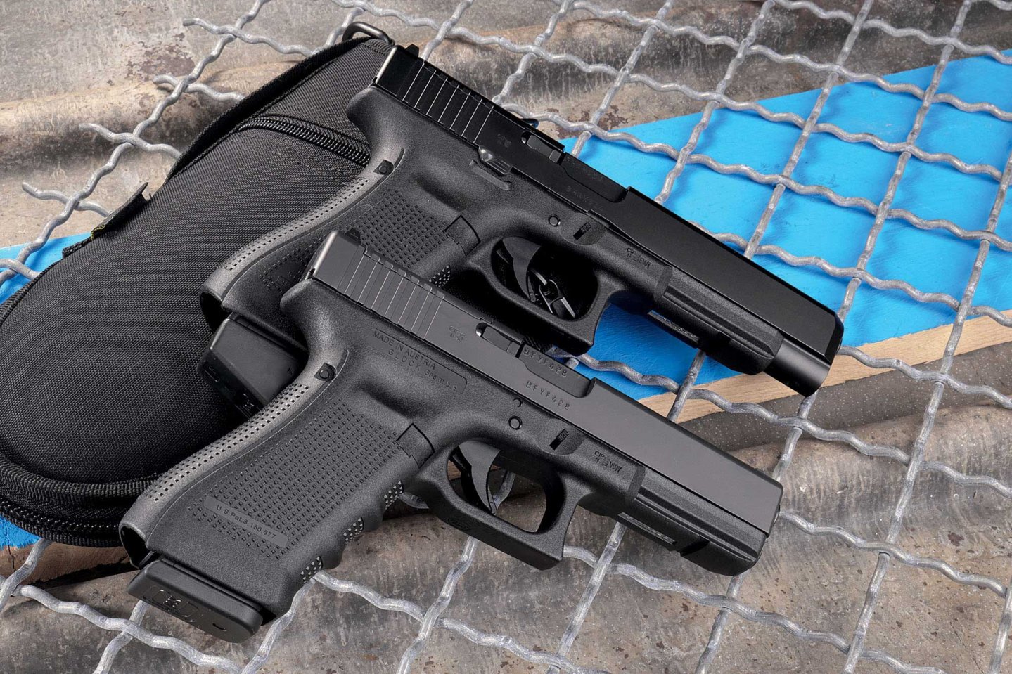 VISIER 7/2018 Glock 34 Gen5 (oben) und Glock 34 Gen4 auf einem Metallzaun im Vergleich.