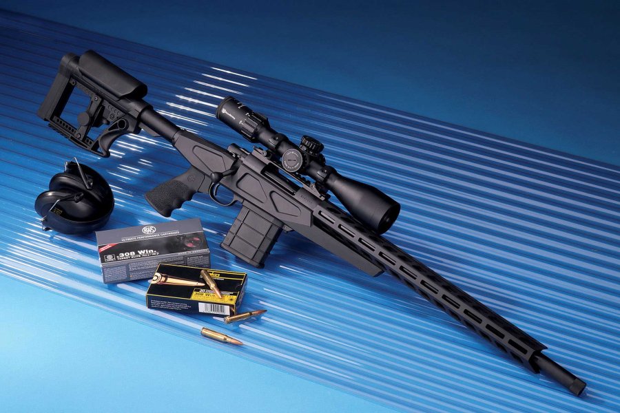 VISIER 7/2018 Howa M 1500 APC in rechter Seitenansicht mit Gehörschutz und Munition auf Plexiglas und blauem Hintergrund.