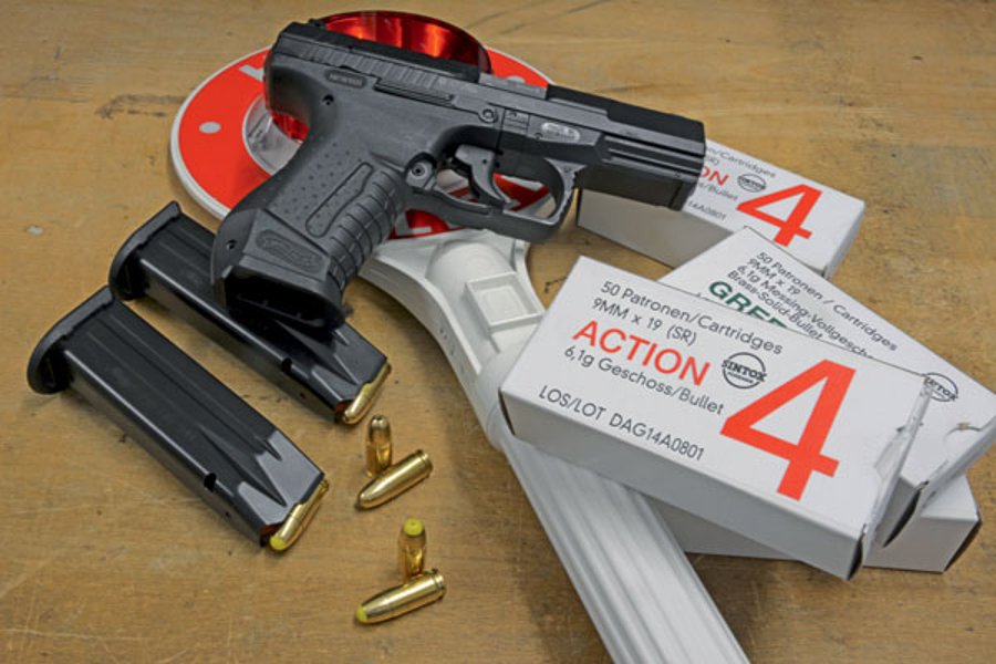VISIER 5/2016 Die Walther P99 DAO in 9x19mm mit Magazinen und aktuellen Polizeipatronen auf einer Polizeikelle.