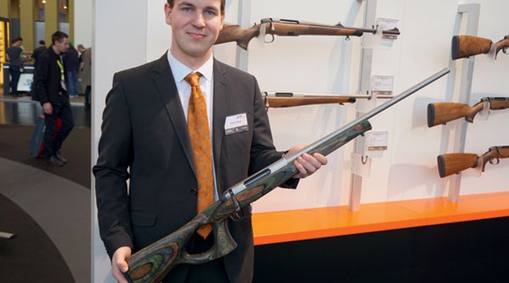 Steyr Mannlicher SM12 wird auf dem Steyr-Stand auf der IWA OutdoorClassics 2016 in die Kamera gehalten.