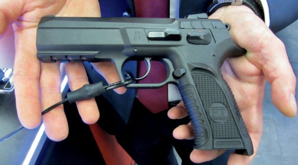 Ein Polymer-Modell der Tanfoglio Force-Reihe auf der IWA OutdoorClassics 2016.