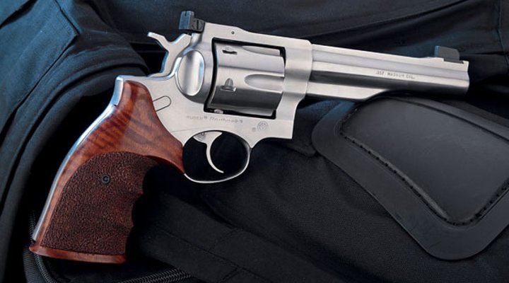 Der Ruger Redhawk in .45 Colt und .45 ACP auf schwarzen Ausrüstungsteilen.