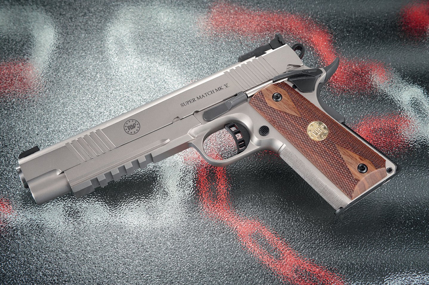 VISIER 6/2016 RBF Super Match MK V in linker Seitenansicht auf einer Glasplatte.