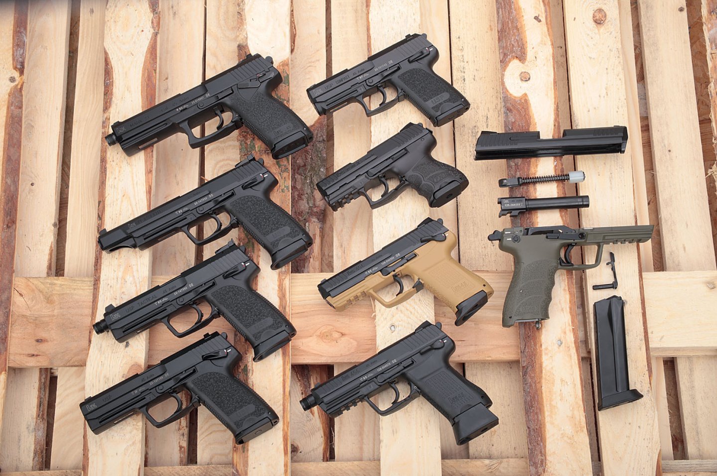 VISIER 7/2016 Jeweils zwei Reihen mit vier Heckler & Koch-Polymer-Pistolen übereinander in linker Seitenansicht und rechts daneben eine zerlegte HK 45 in rechter Seitenansicht.