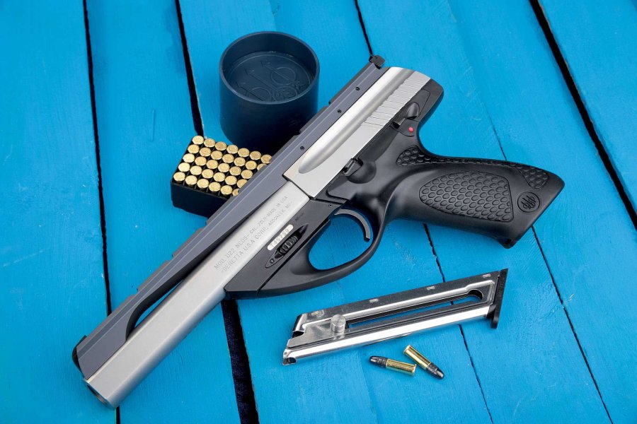 VISIER 8/2016 Beretta U22 Neos auf blauen Brettern mit Magazin und Kleinkalibermunition.