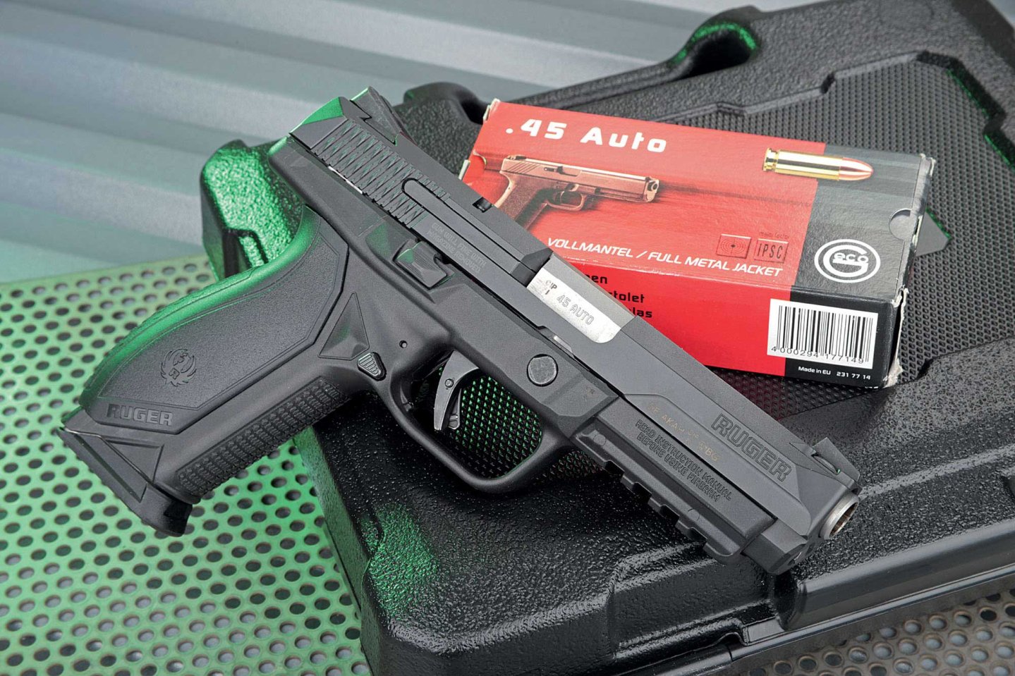 Die Ruger American Pistol in .45 ACP auf einem Kurzwaffenkoffer mit einer Packung GECO-Munition in .45 Auto.
