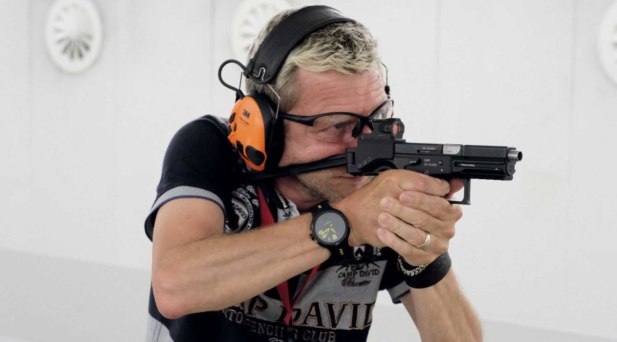 Autor Jörg Rotweiler mit der B&T USW A1 im Anschlag mit ausgeklappter Schulterstütze auf dem Schießstand.
