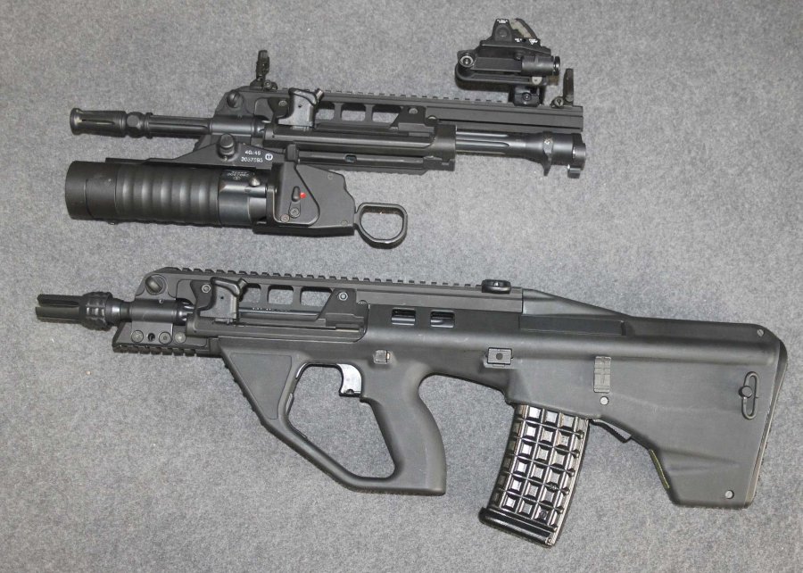 VISIER 9/2016 Thales F90 und der Wechsellauf mit 40mm-Granatwerfer auf grauem Hintergrund.