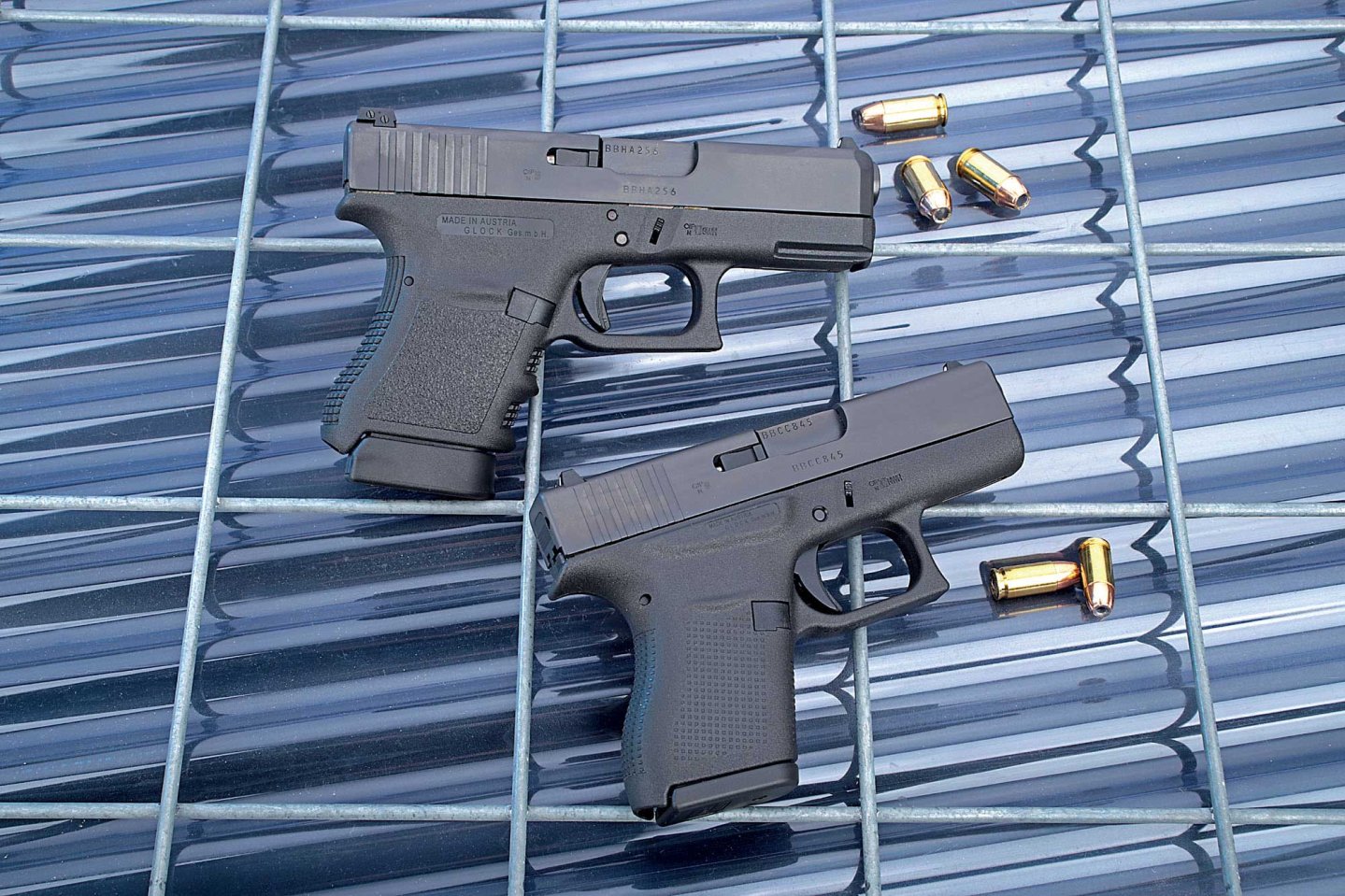 VISIER 1/2017 Glock 36 (oben) und Glock 43 (unten) auf Drehtzaun und blauem gewelltem Plexiglas.