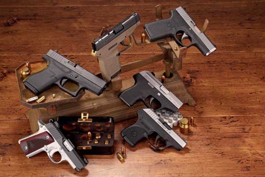VISIER 1/2018 Die Pistolen in .380 ACP auf und um eine Waage drappiert.