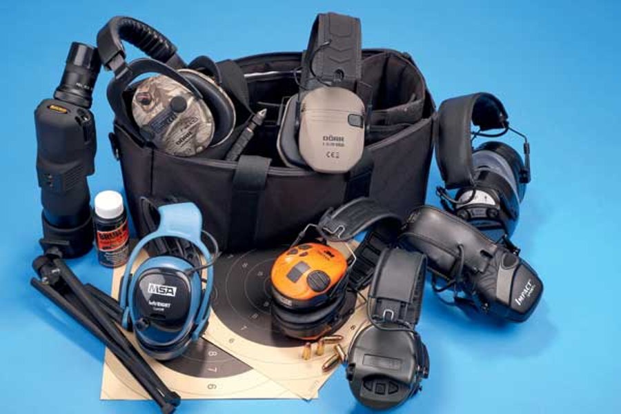 VISIER 1/2018 Kapselgehörschützer in und neben einer Range Bag.