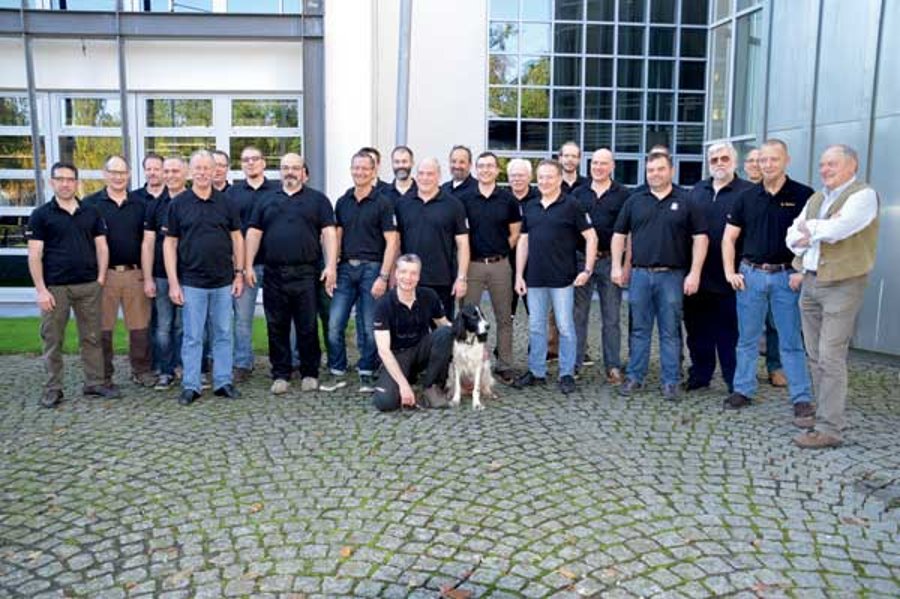 VISIER 1/2018 Workshop-Teilnehmer des Club 30 Germany vor der Halle.