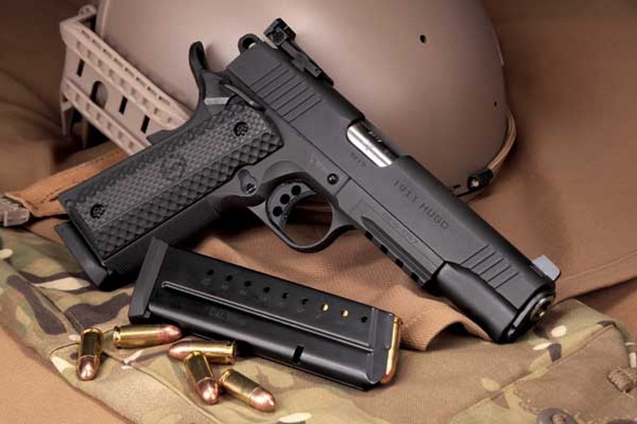 VISIER 1/2018 Schmeisser 1911 Hugo an einen Helm gelehnt mit Magazin und Munition.