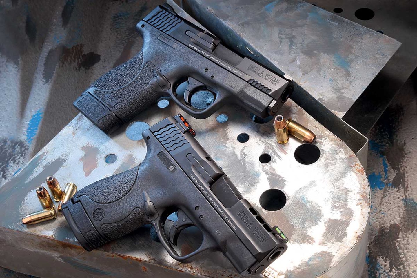 VISIER 1/2018 Smith & Wesson M&P9 Shield (oben) und M&P45 Shield (unten) auf Metallprofilen.