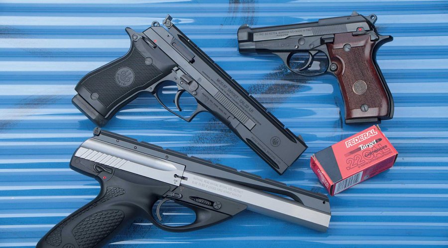 Beretta 87 Cheetah (oben), 87 Target (mitte) und Neos (unten) auf blauem gewellten Hintergrund.