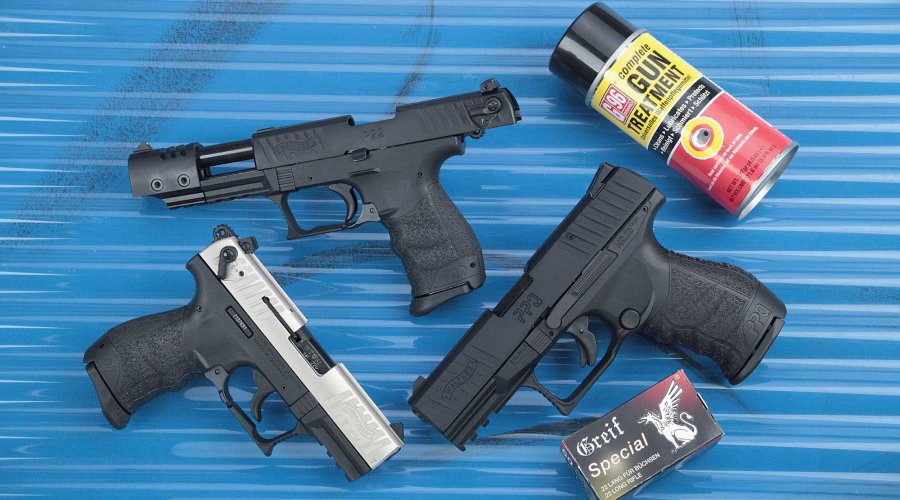 Walther P 22 Q (links), P 22 Q Target (mitte) und PPQ 22 M2 (rechts) auf blauem gewellten Hintergrund.