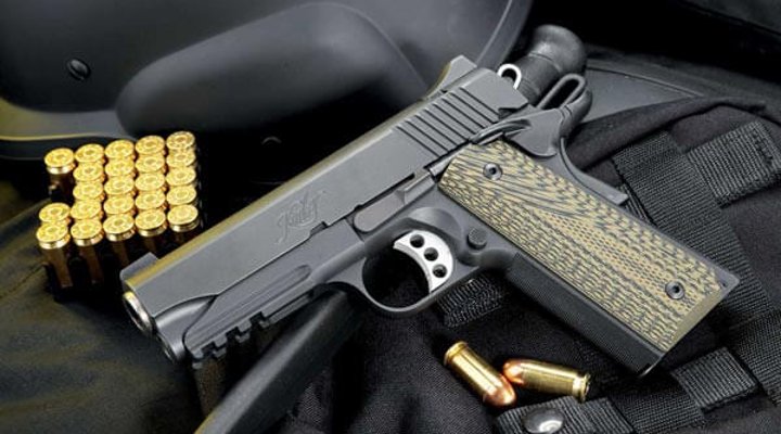 Kimber TLE/RL II in linker Seitenansicht auf schwarzer Schutzweste mit Munition.