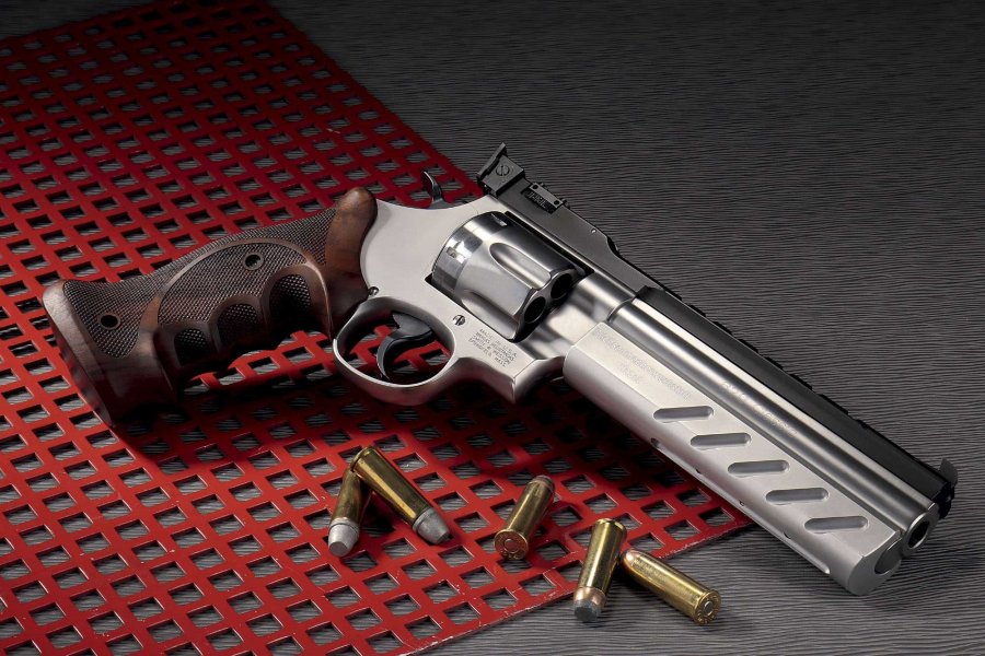 VISIER 10/2018 Habel Smith & Wesson M 629 in rechter Seitenansicht mit Patronen.