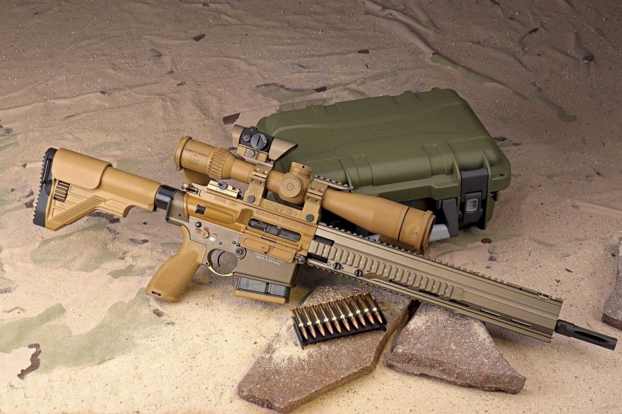 VISIER 10/2018 Heckler & Koch G28 Z in rechter Seitenansicht auf Steinen und Hintergrund im Wüstenlook.