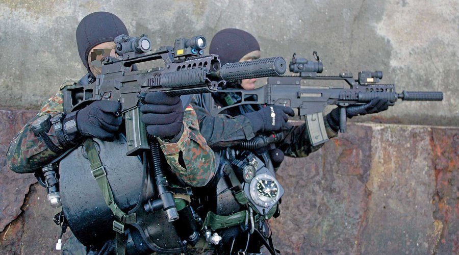 Zwei Marinekampfschwimmer in voller Einsatzmontur mit G36 im Anschalg.