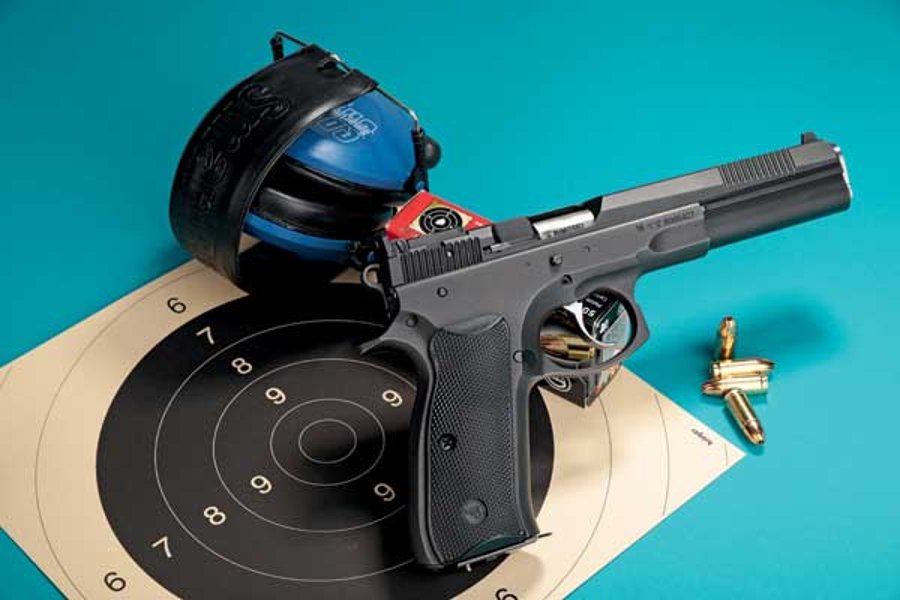 VISIER 11/2017 CZ 75 B 6.0 in rechter Seitenansicht mit Gehörschutz, Zielscheibe und Munition.