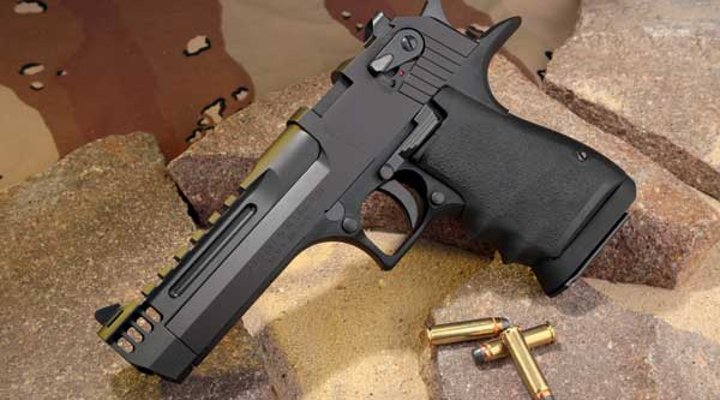 VISIER 11/2017 Magnum Research Desert Eagle XIX 5" IMB Lightweight in linker Seitenansicht auf Steinen mit Munition.