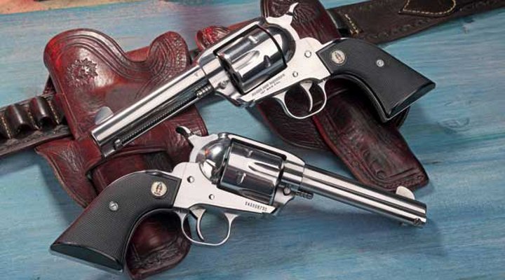 VISIER 12/2017 Ruger Vaquero KNV-34-SASS in beiden Seitenansichten auf zwei Holstern.
