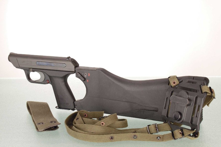 VISIER 2/2017 Heckler & Koch VP 70 in 9x19mm mit Schulterstütze und Tragegurt.