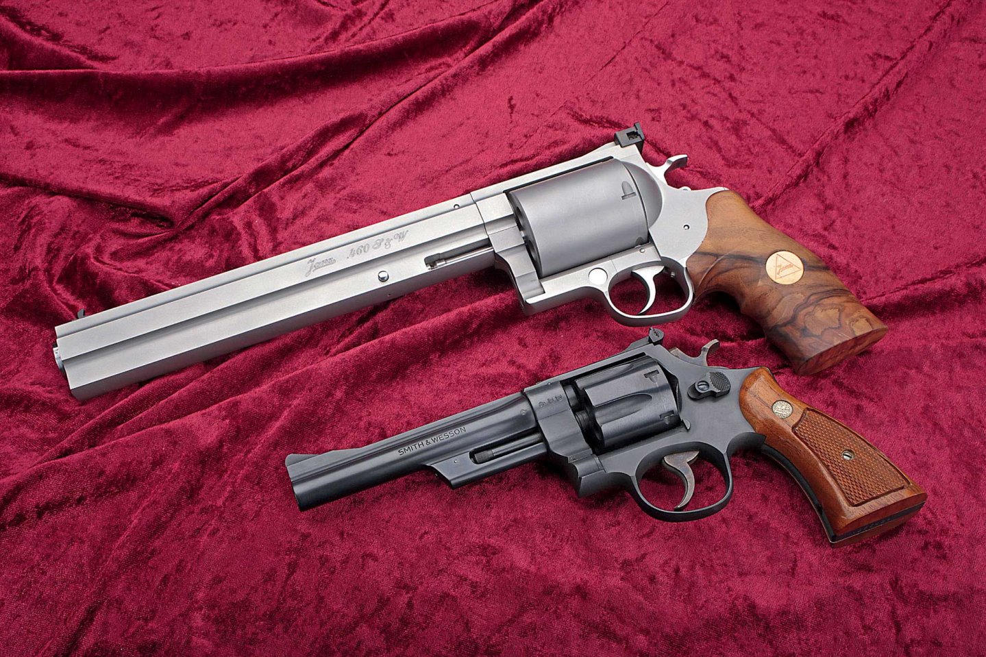 VISIER 2/2017 Janz JTL in .460 S&W Magnum und Smith & Wesson M 28 Highway Patrolman in .357 Magnum auf dunkelrotem Grund.