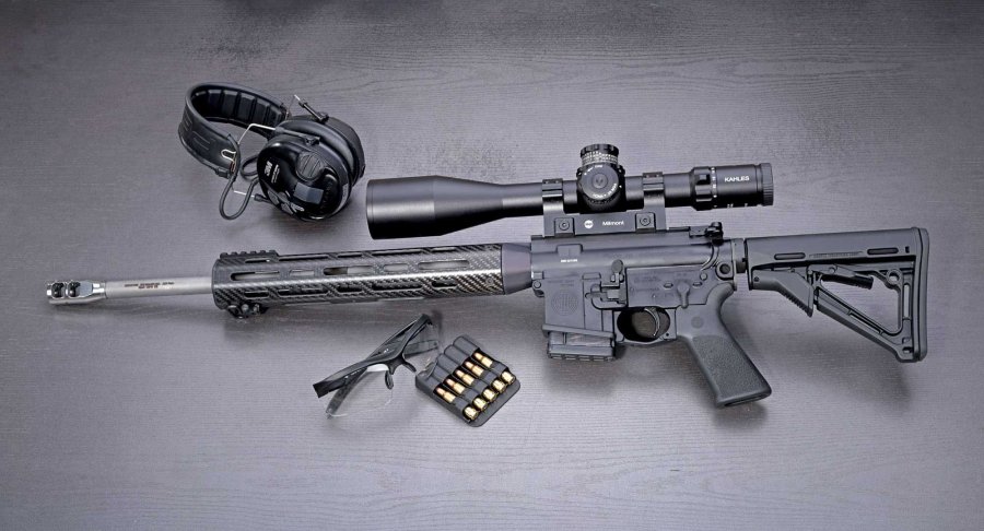 VISIER 2/2017 SIG M 400 SDPC mit Munition, Brille und Hörschutz auf schwarzer Holzplatte.