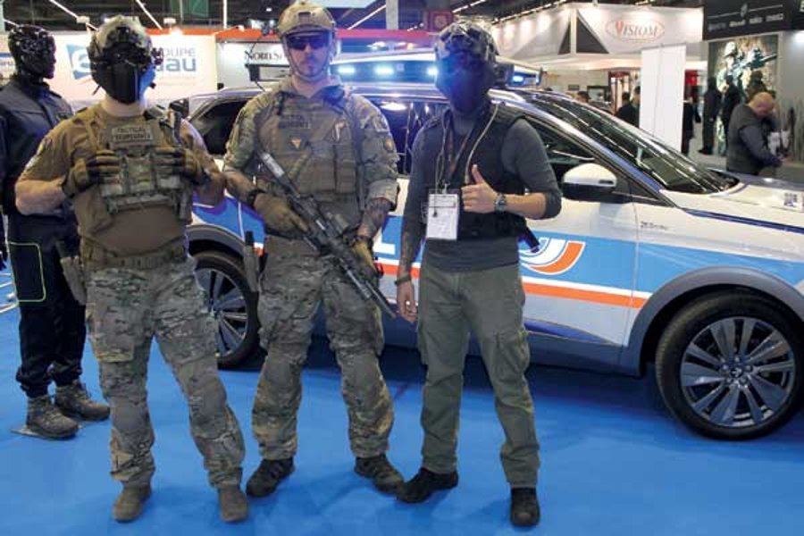 VISIER 2/2018 Drei Männer posieren auf der MILITEC mit Devtac Ronin-Schutzhelmen.