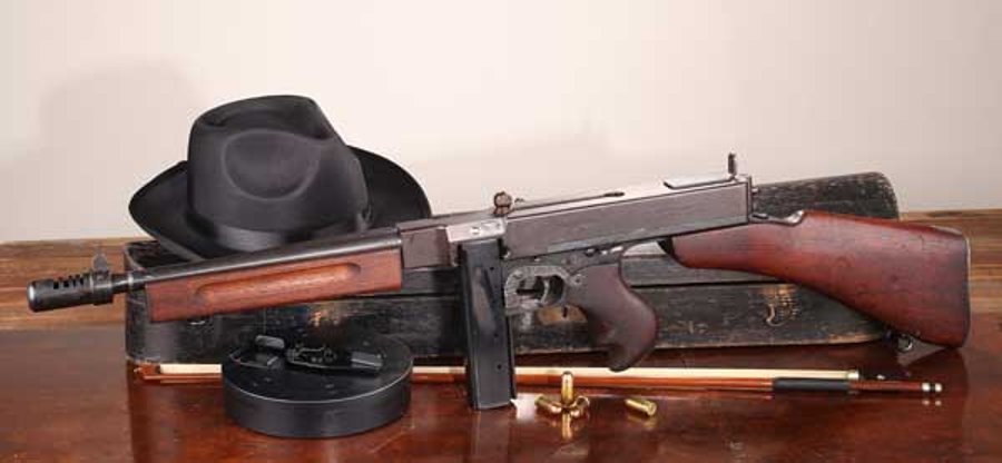VISIER 2/2018 Thompson 1928 A1 mit Trommelmagazin, Hut und Koffer.