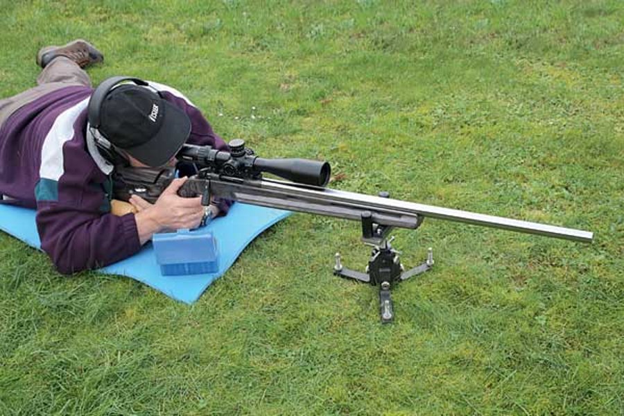 VISIER 2/2018 Schütze mit Victrix Victoria Sport Target AS im Liegendanschlag.