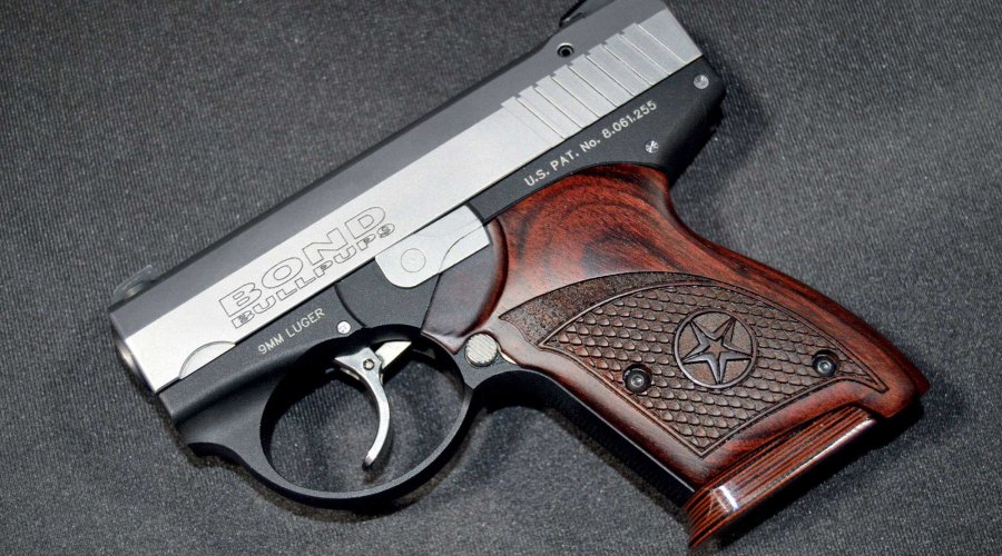 Bon Bullpup 9 in linker Seitenansicht auf dunklem Hintergrund.