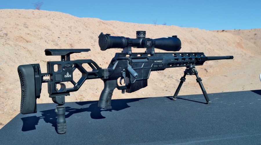 IWI US Dan rechte Seite von schräg hinten in der Wüste.