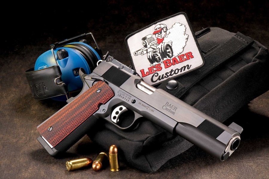 VISIER 5/2018 Les Baer PPC Auto 6" auf Tasche mit Gehörschutz und Patronen.