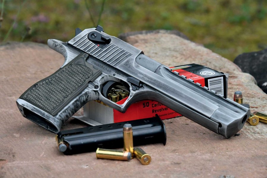 VISIER 5/2018 Desert Eagle Mark XIX WMD auf Patronenschachtel liegend mit Magazin und Patronen.