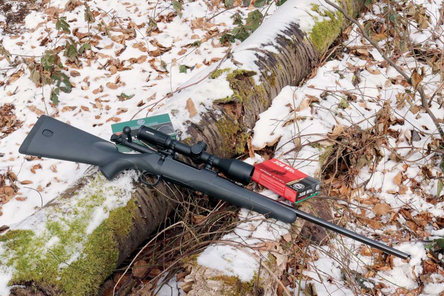 VISIER 5/2018 Mauser M 18 auf Baumstämmen im Schnee mit Munitionspackungen.