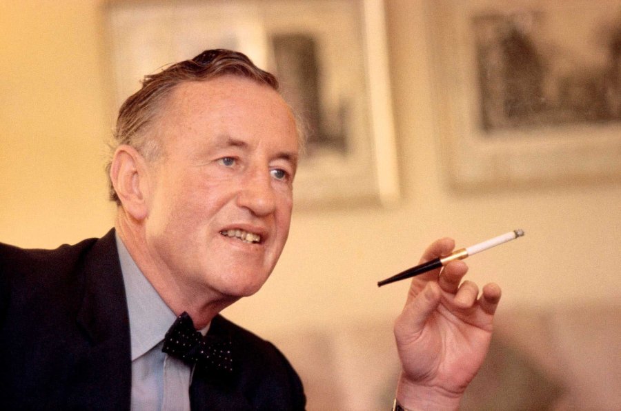VISIER 6/2017 Ian Fleming mit Zigarette.