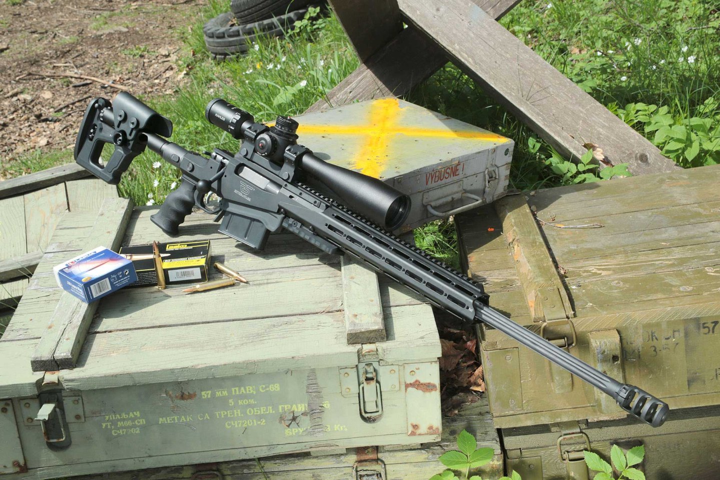 Ritter & Stark SX-1 MTR in rechter Seitenansicht auf Holzkisten.