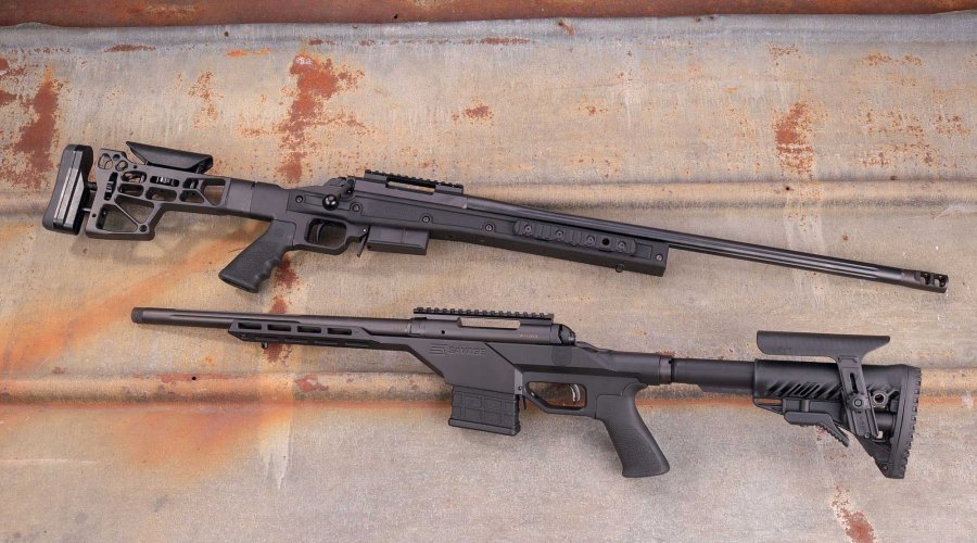 VISIER 6/2018 Browning X-Bolt HS-3 in rechter Seitenansicht (oben) und Savage Stealth BA in linker Seitenansicht auf rostigem Blech.