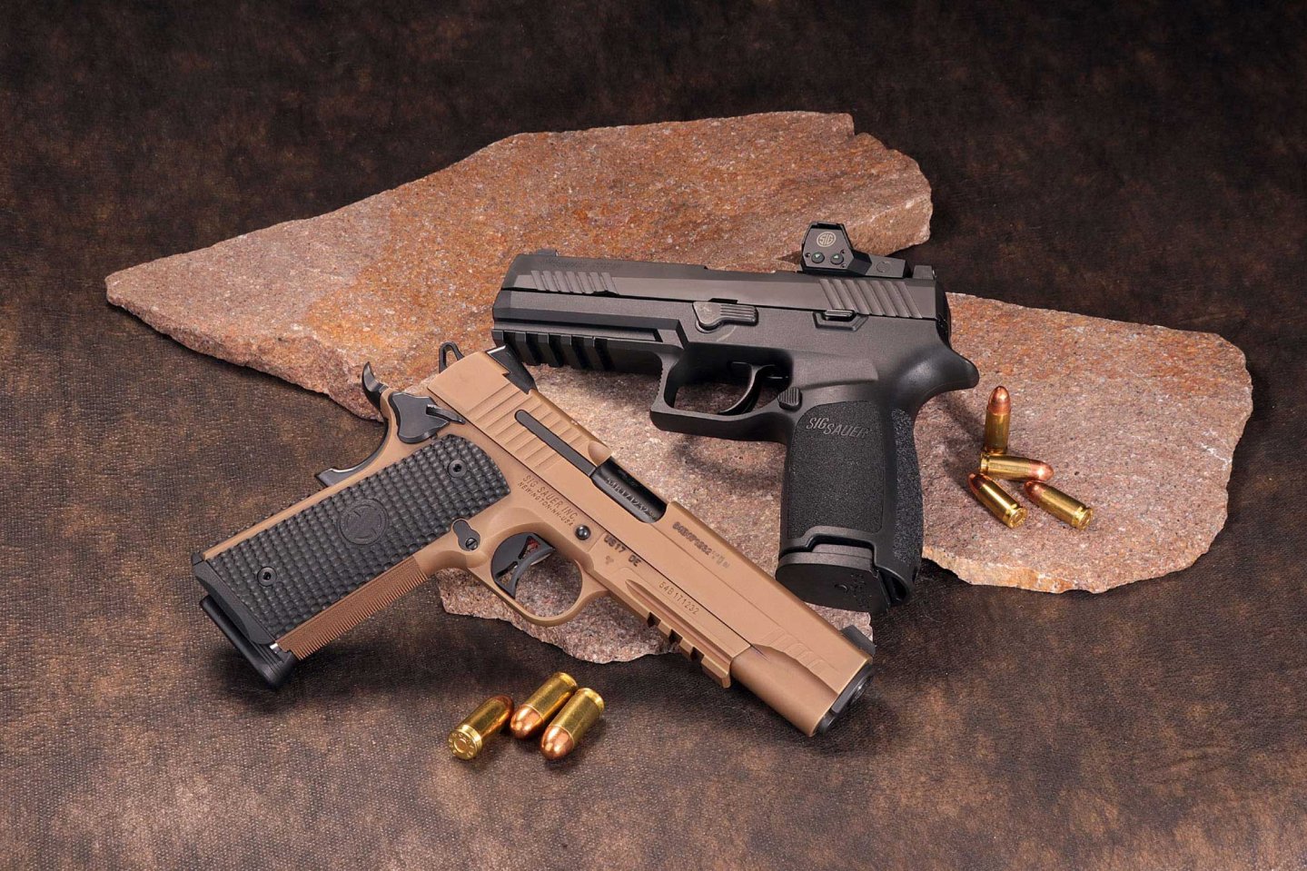 VISIER 6/2018 SIG Sauer 1911 Emperor Scorpion (vorne) und SIG Sauer P320 RX mit Munition auf Steinen.