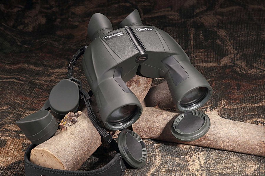 VISIER 6/2018 Steiner 8 x 56 Nighthunter auf einem Ast.